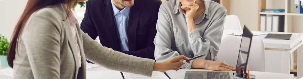 Benefits of hiring a real estate agent helping clients buy and sell properties Canada